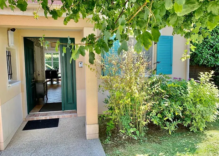 Bailly-Romainvilliers Cabin Rentals